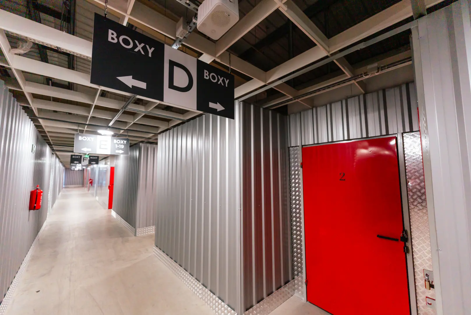 Tablice kierunkowe BOXY D z oznaczeniem stref w Celtic Self Storage Piaseczno