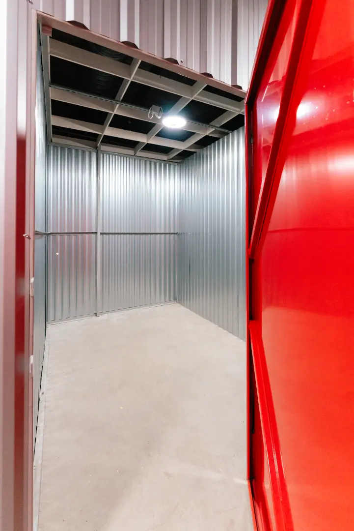 Wnętrze pustego średniego boksu magazynowego w Celtic Self Storage Piaseczno