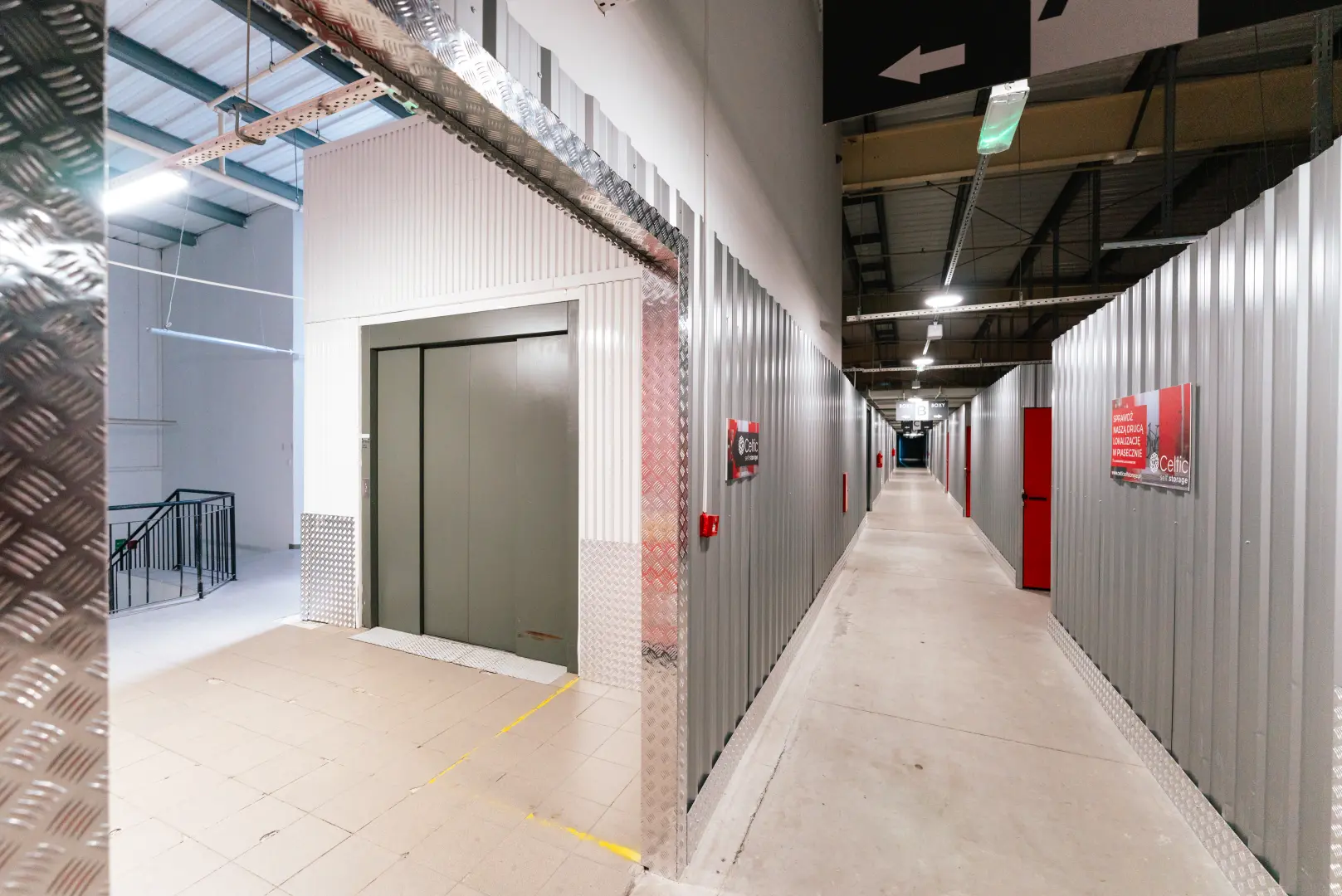 Winda towarowa, klatka schodowa i korytarz z boksami w Celtic Self Storage Piaseczno