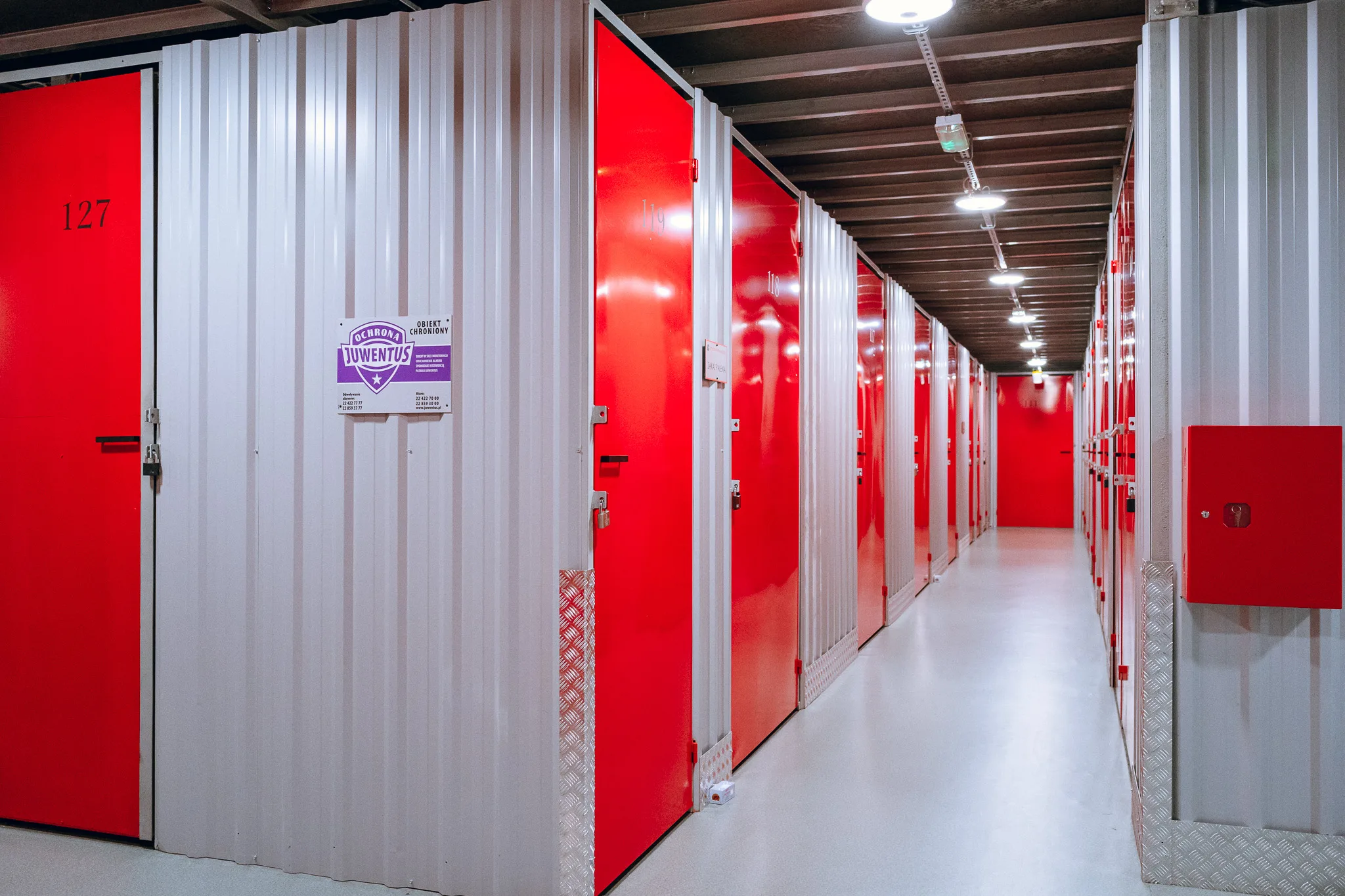 Korytarz z ponumerowanymi boksami w Celtic Self Storage Piaseczno
