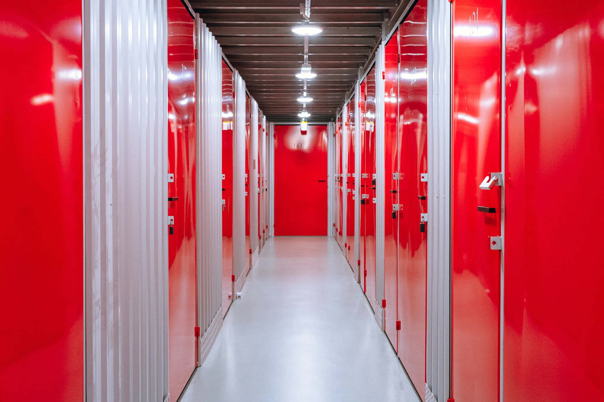 Symetryczny korytarz z czerwonymi drzwiami boksów w Celtic Self Storage Piaseczno