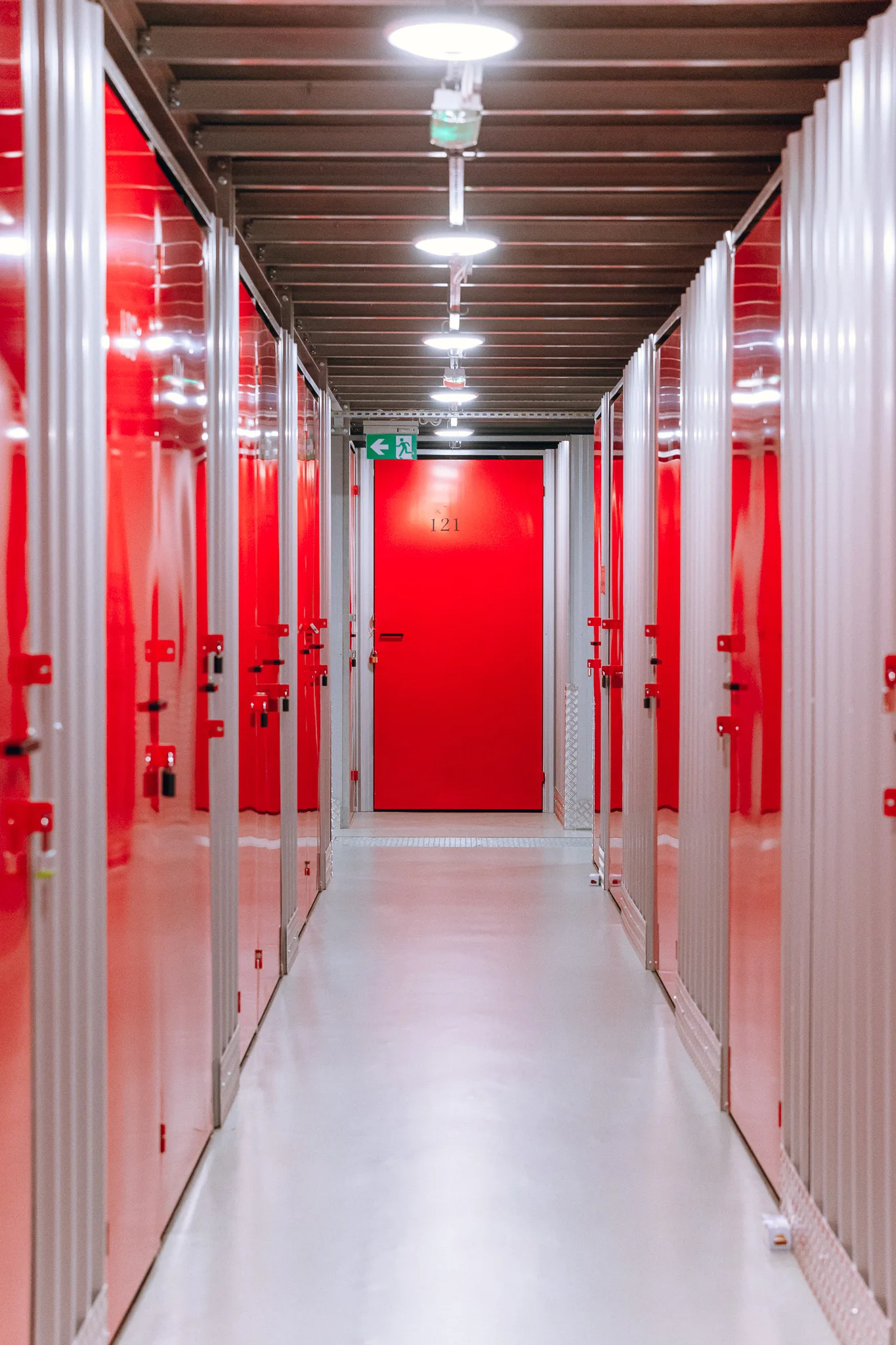 Celtic Self Storage Piaseczno — korytarz z oznaczeniem wyjścia ewakuacyjnego