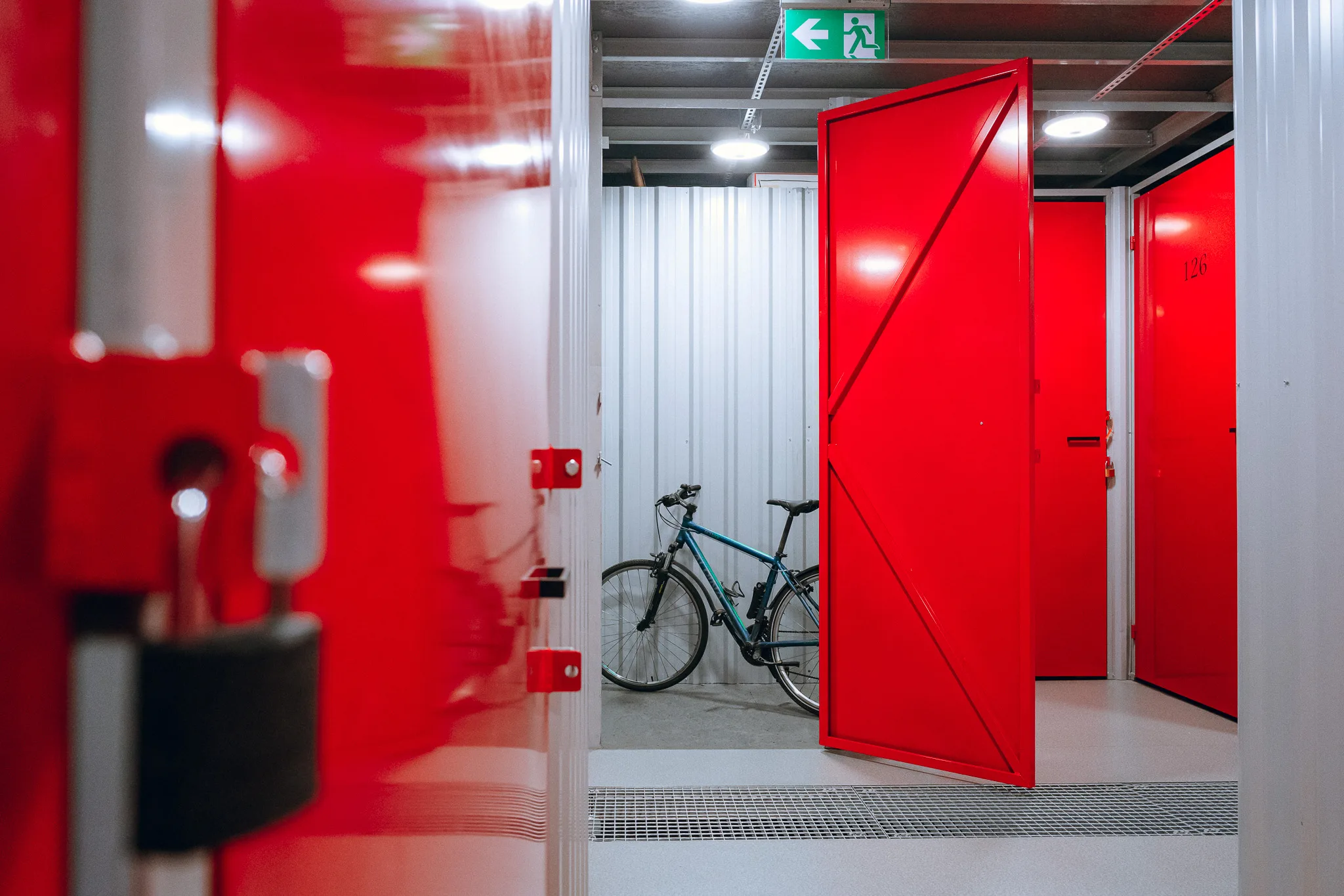 Otwarty boks z rowerem i oznaczeniem ewakuacyjnym w Celtic Self Storage Piaseczno